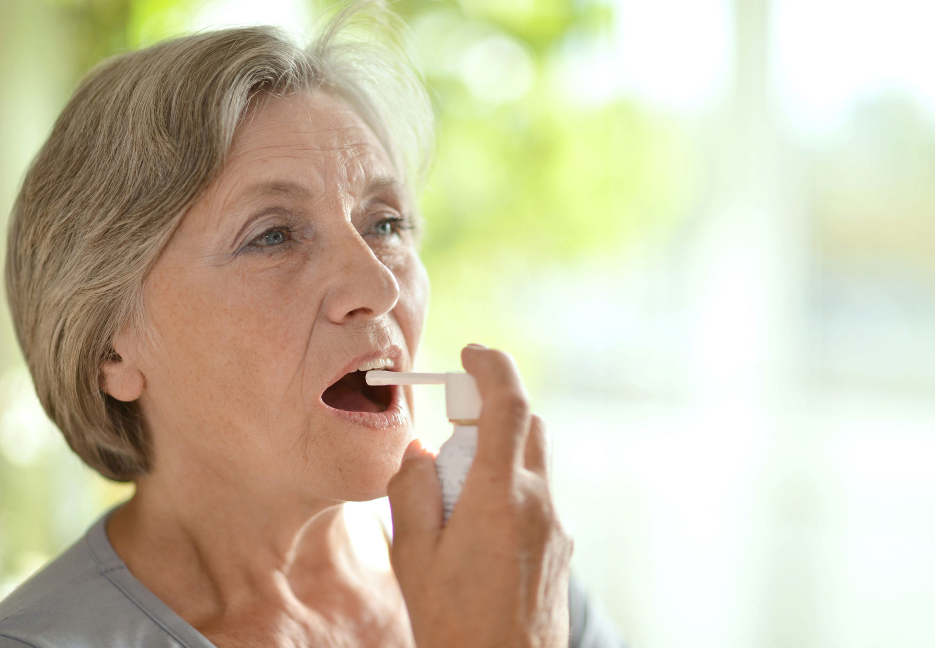 Woman_using_spray_pump_in_mouth