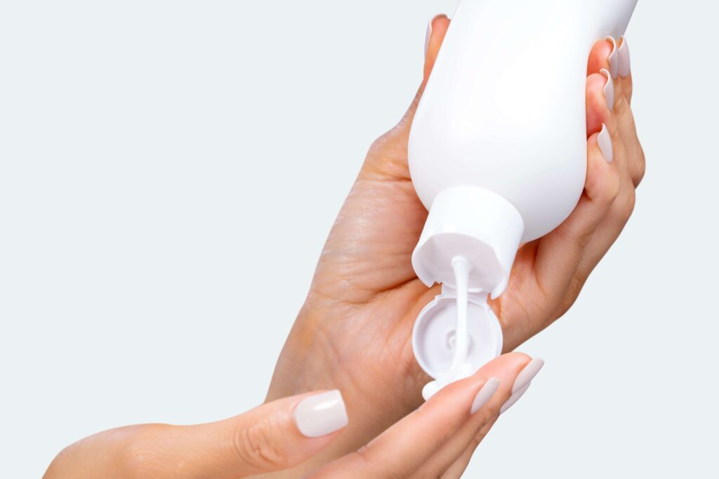 Embrace disc top closure in use, dispensing lotion